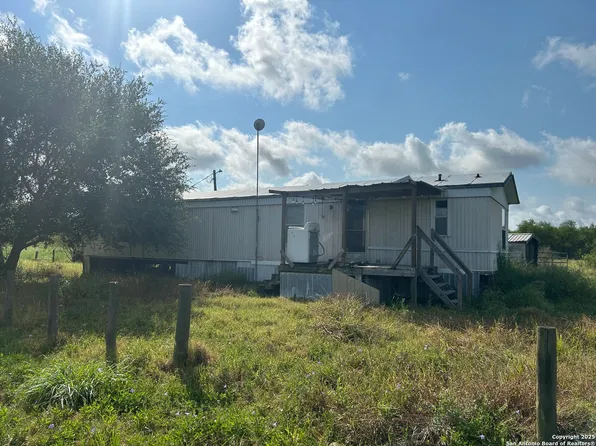 1242 Cologne Rd, Victoria, TX 77905