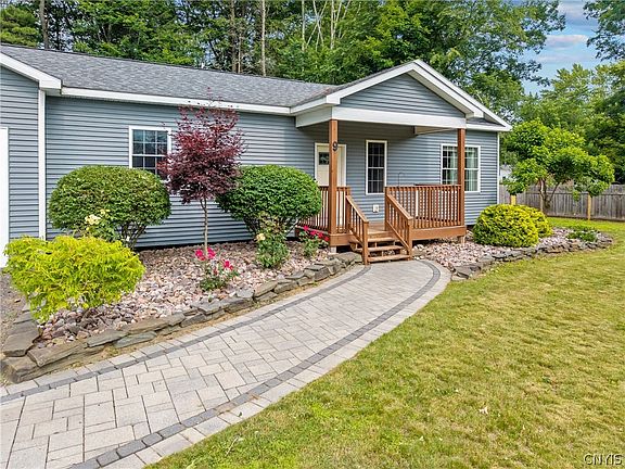 3rd image of 9 Oak Dr
