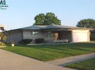 35352 Shell Dr E, Sterling Heights, MI 48310