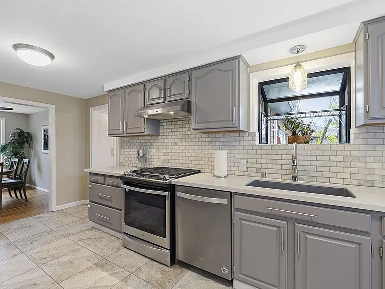 1627 E Broadway St — Photo 5