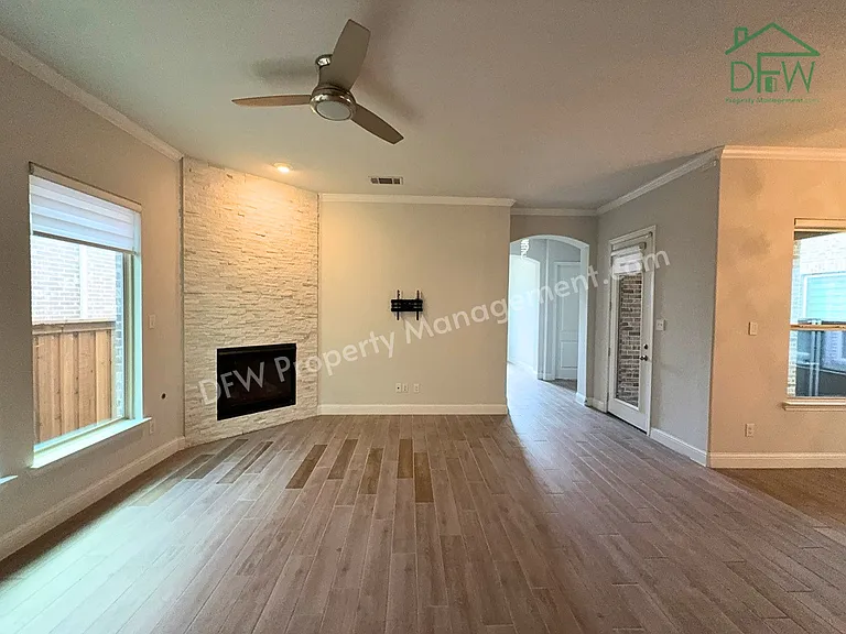 302 Julia Ln — Photo 3