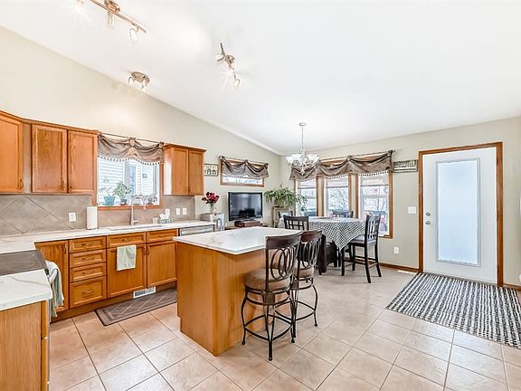 5th image of 126 W Strathmore Lakes Bnd