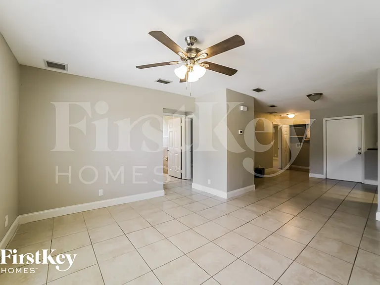 341 NE 34th Ct — Photo 4