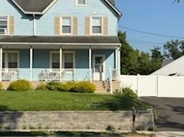 23 Maple St, Helmetta, NJ 08828