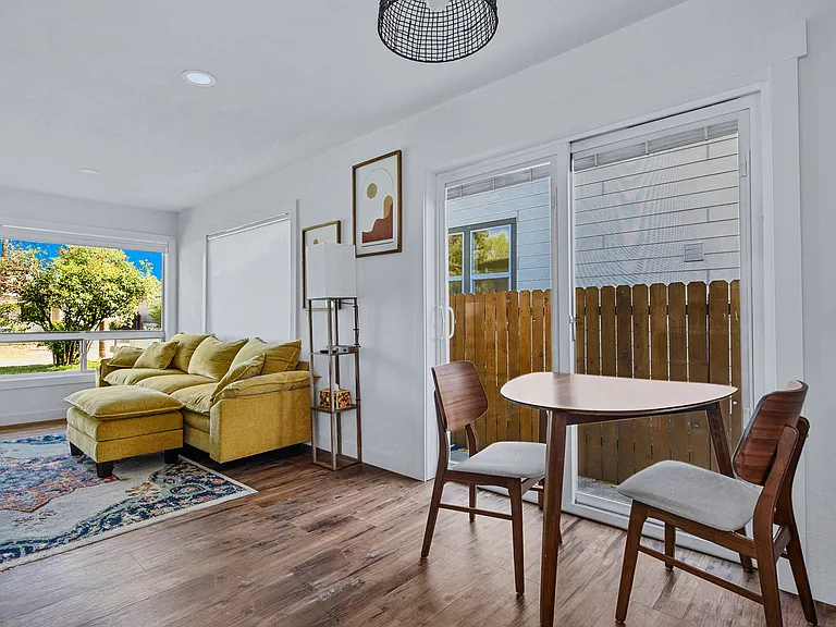 1309 W Melrose St — Photo 11