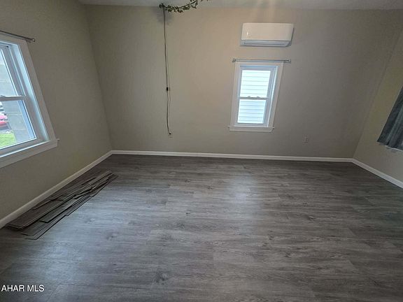 5th image of 410 Poplar St