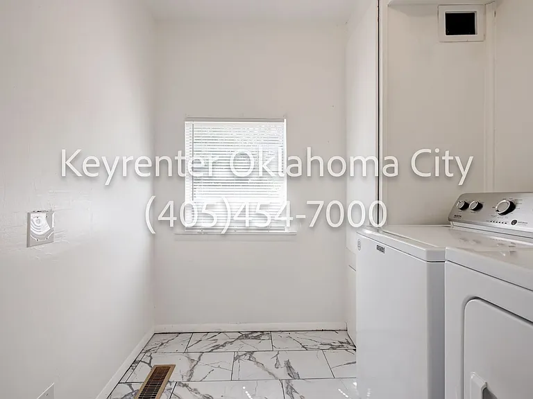 1524 Rowena Ln — Photo 32