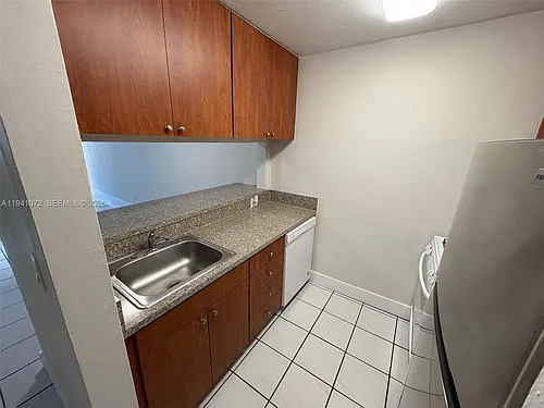 505 NE 30th St #506 Photo 1