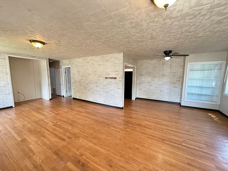 895 Russell St — Photo 3