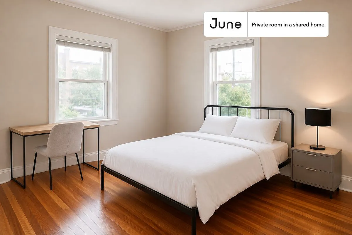 Queen bedroom in 7 bed/2 bath home in Brighton #1517 B — Photo 1