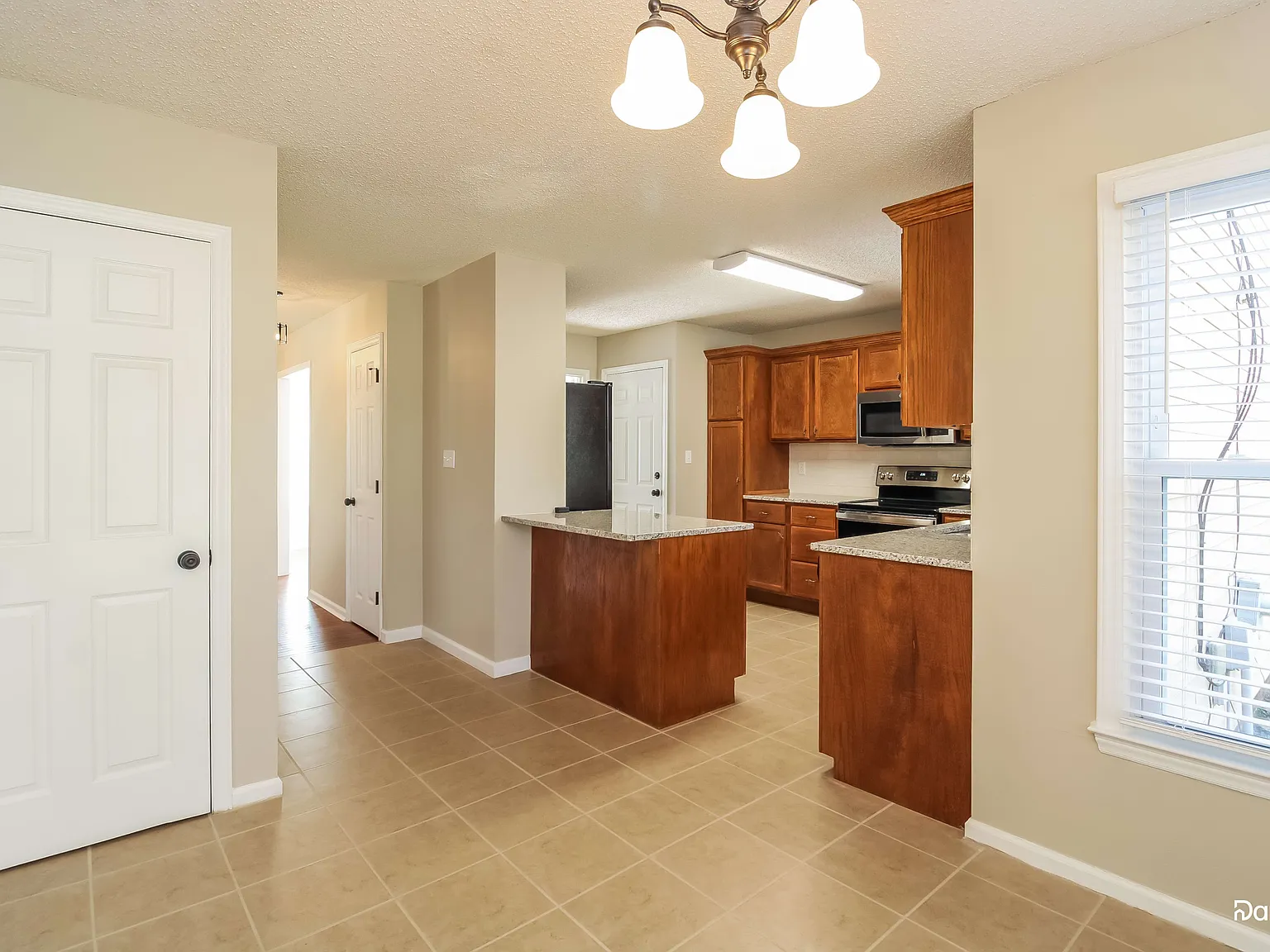 4 bed, 2.5 bath, 2512 sqft, $2,740 — Photo 2