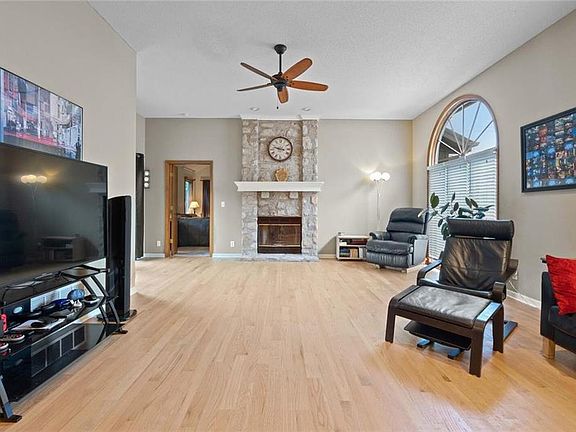 3rd image of 8318 W 119th Ter