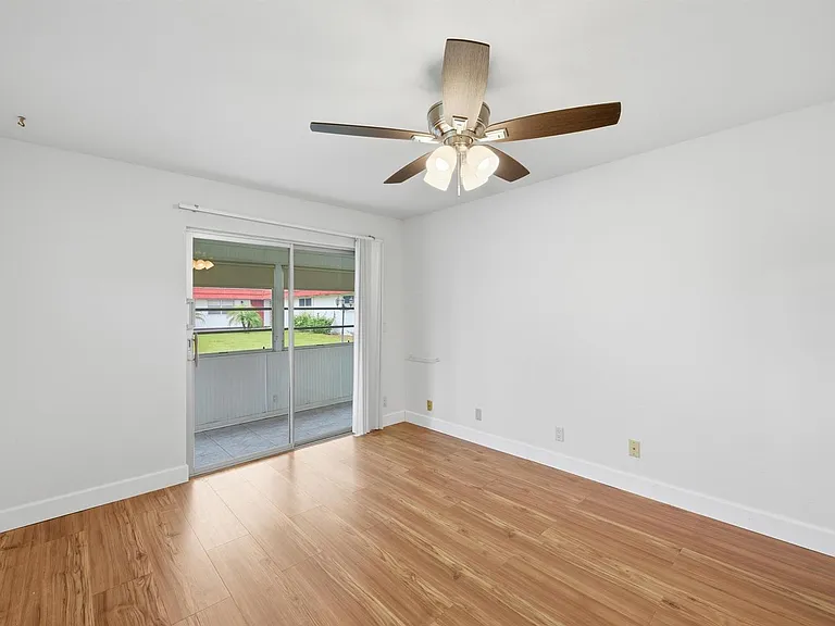 28 Seville Dr #B — Photo 14