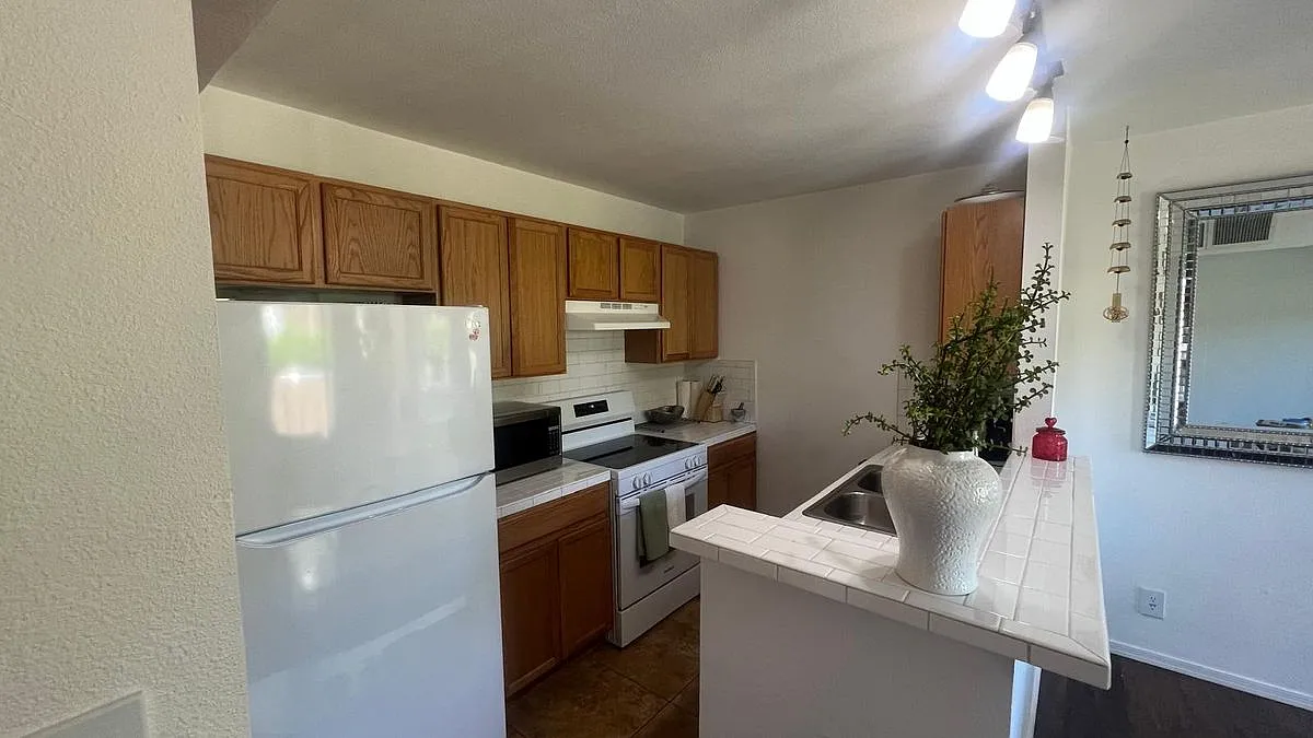 2 bed, 2.0 bath, 1023 sqft, $1,800 — Photo 2