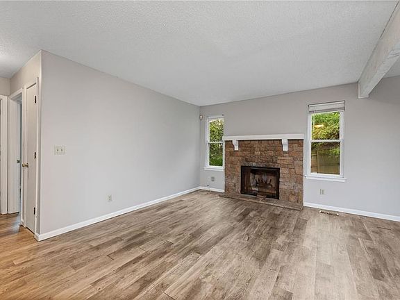4th image of 2830 Eaton St