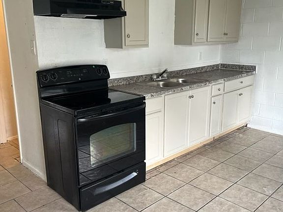 3rd image of 821 W 1st St #4