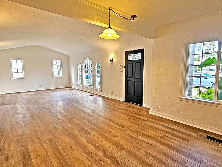 132 S La Peer Dr — Photo 4