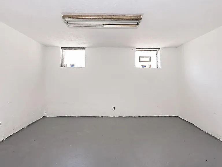275 E York St — Photo 24