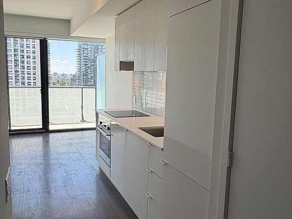 3rd image of 161 Roehampton Ave #2712