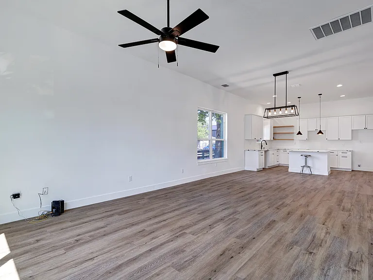 2425 Monterey St — Photo 8