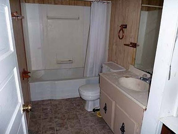 Bathroom w/tub shower