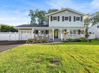 4 Sandra Dr, Hauppauge, NY 11788