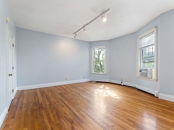 5th image of 42-44 Woodlawn St Unit 5