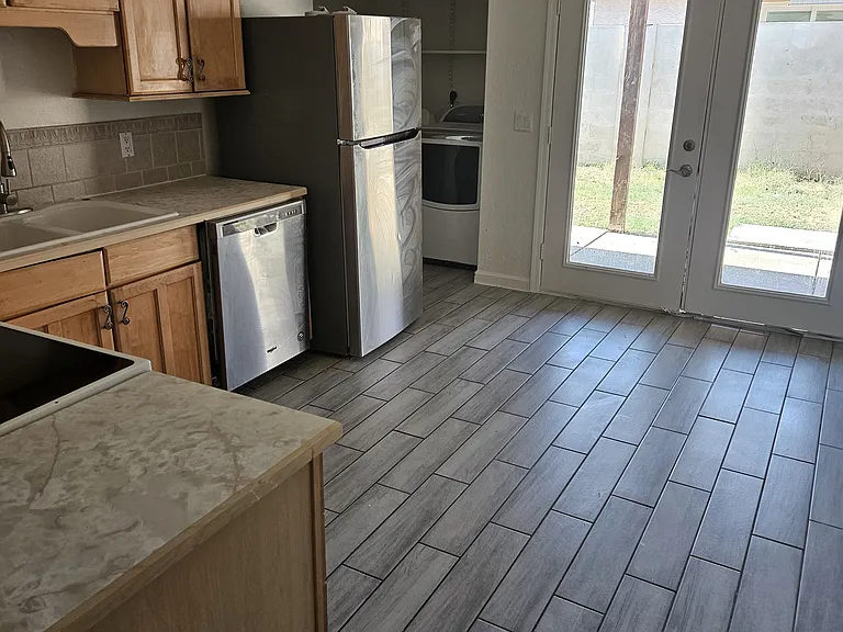 406 E Wickieup Ln — Photo 12