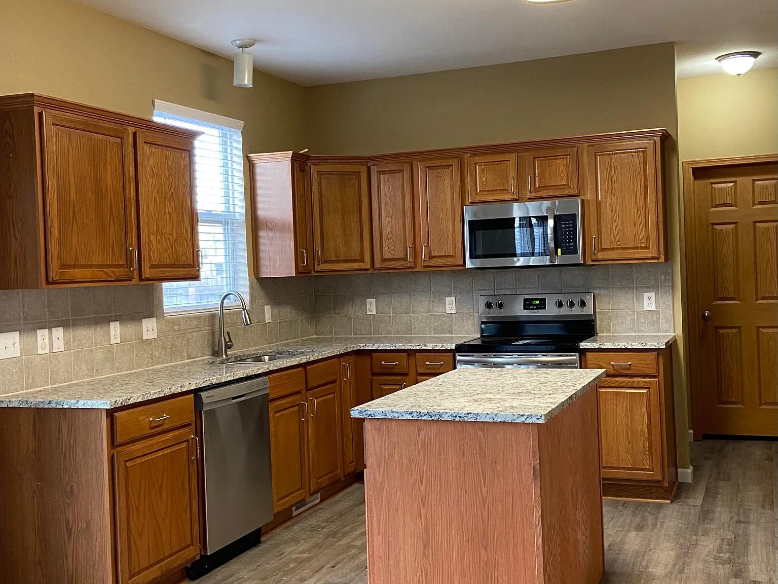 4 bed, 3428 sqft, $2,800 — Photo 2