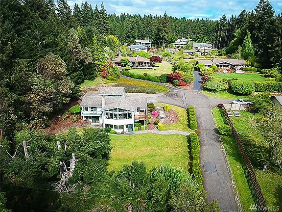 Gorgeous collection of homes with surrounding greenbelt! This community has the added benefit of privacy without homeowner dues!