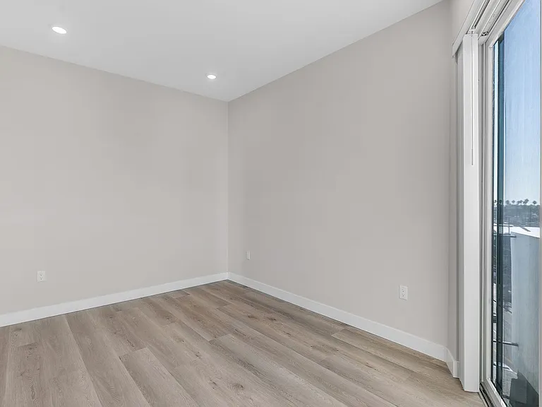 825 Coronado-Building — Photo 38