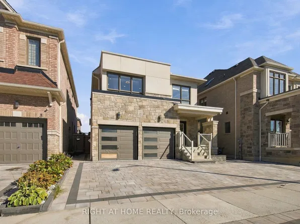 15 Ronald St, Whitby, ON L1P 0K1