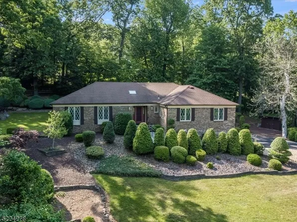 17 Ford Ln, Roseland Boro, NJ 07068