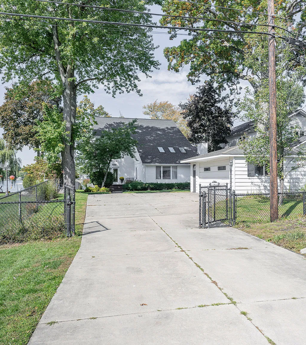 7680 Barnsbury Dr — Photo 3