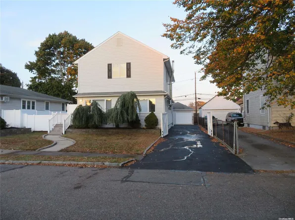 141 Granada Parkway, Lindenhurst, NY 11757