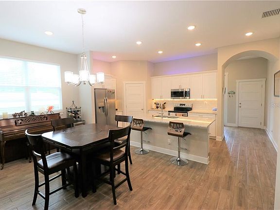 4th image of 208 NE Jefferson Cir N