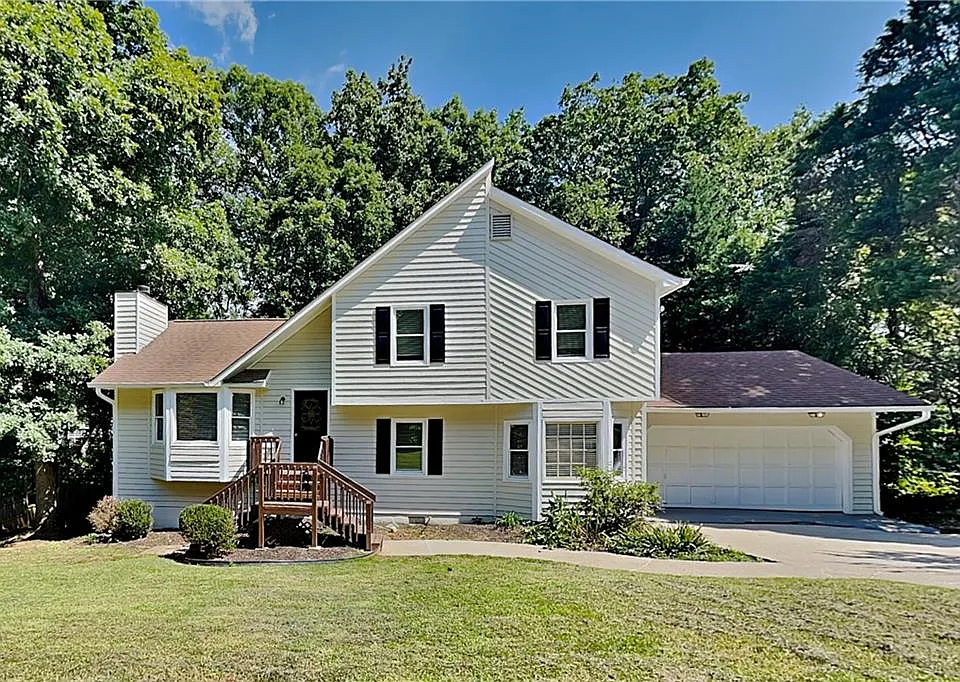 101 Chantilly Ln