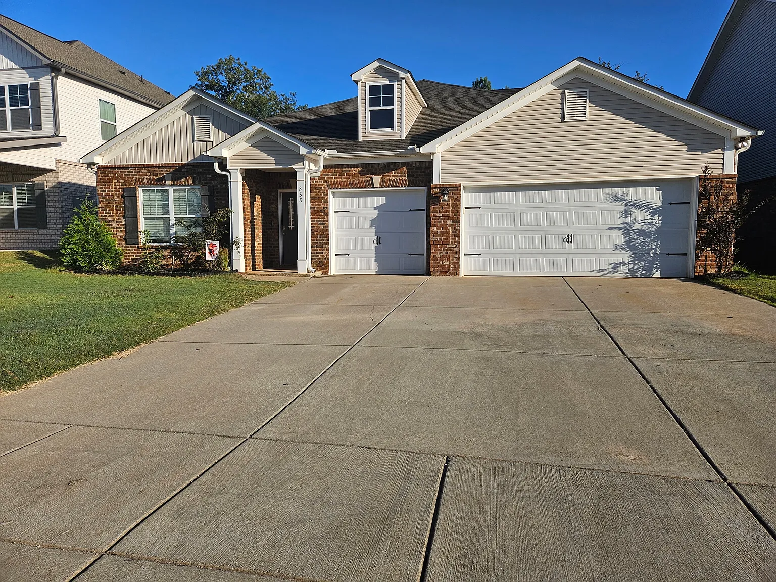 6 bed, 3.5 bath, 3233 sqft, $850 — Photo 1
