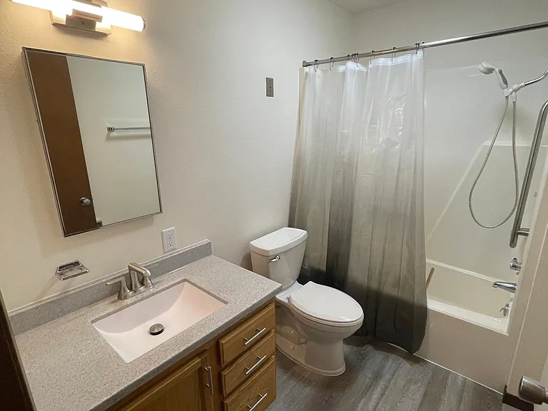 800 Fairfield Dr — Photo 2