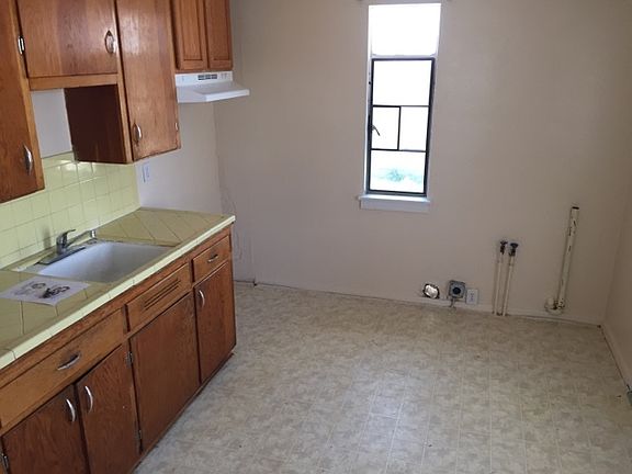 4th image of 1321 Chadbourne St