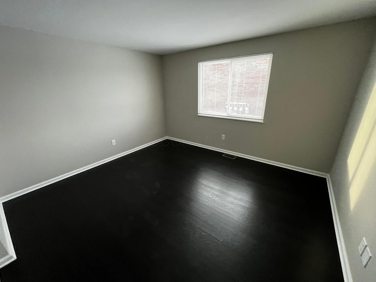 2 bed, 1.0 bath, 4941 sqft, $975 — Photo 4