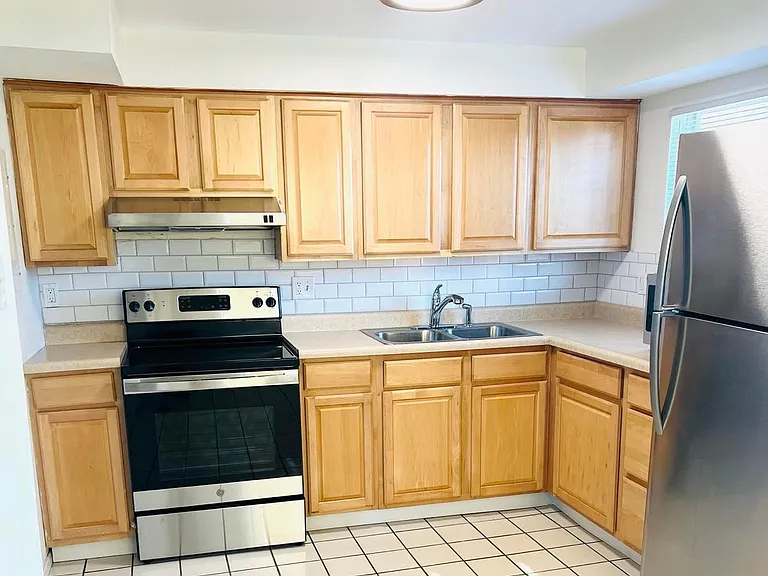 918 N Benton Ave — Photo 4