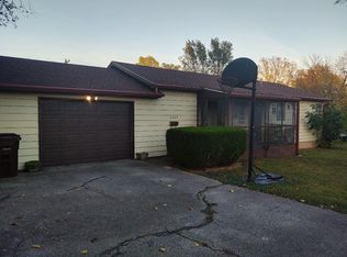 2843 W Olive St, Springfield, MO 65802