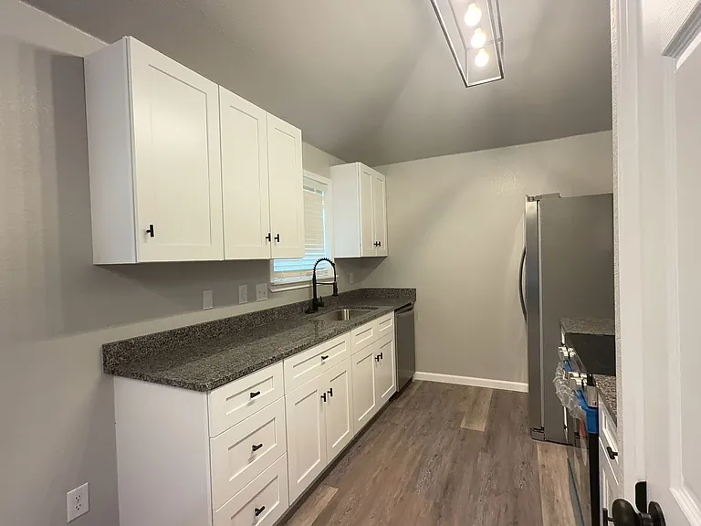 802 Samuel Dr — Photo 4