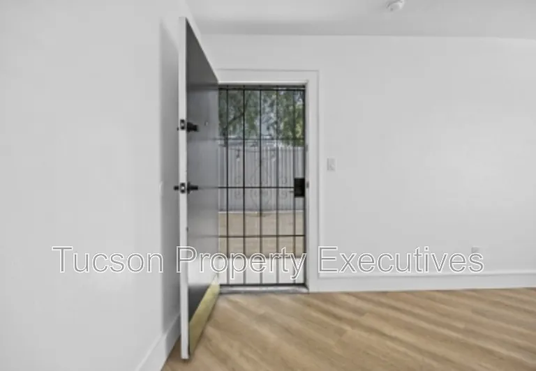 824 E 10th St #L — Photo 11