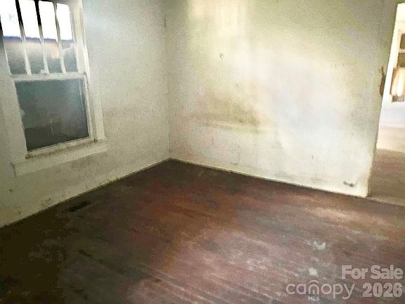 4th image of 709 Douglas St