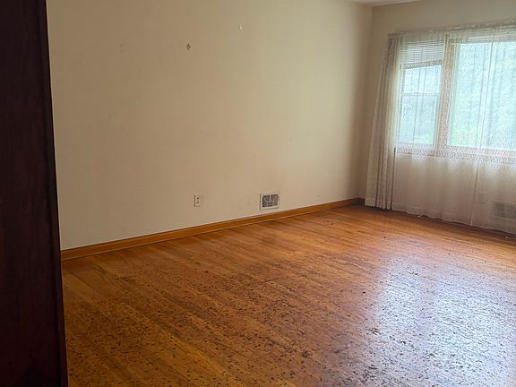 4th image of 202 Carolyn Ave #1