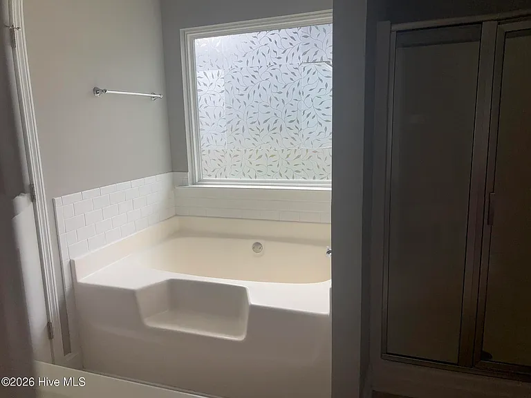 647 Dunrobin Ln — Photo 8