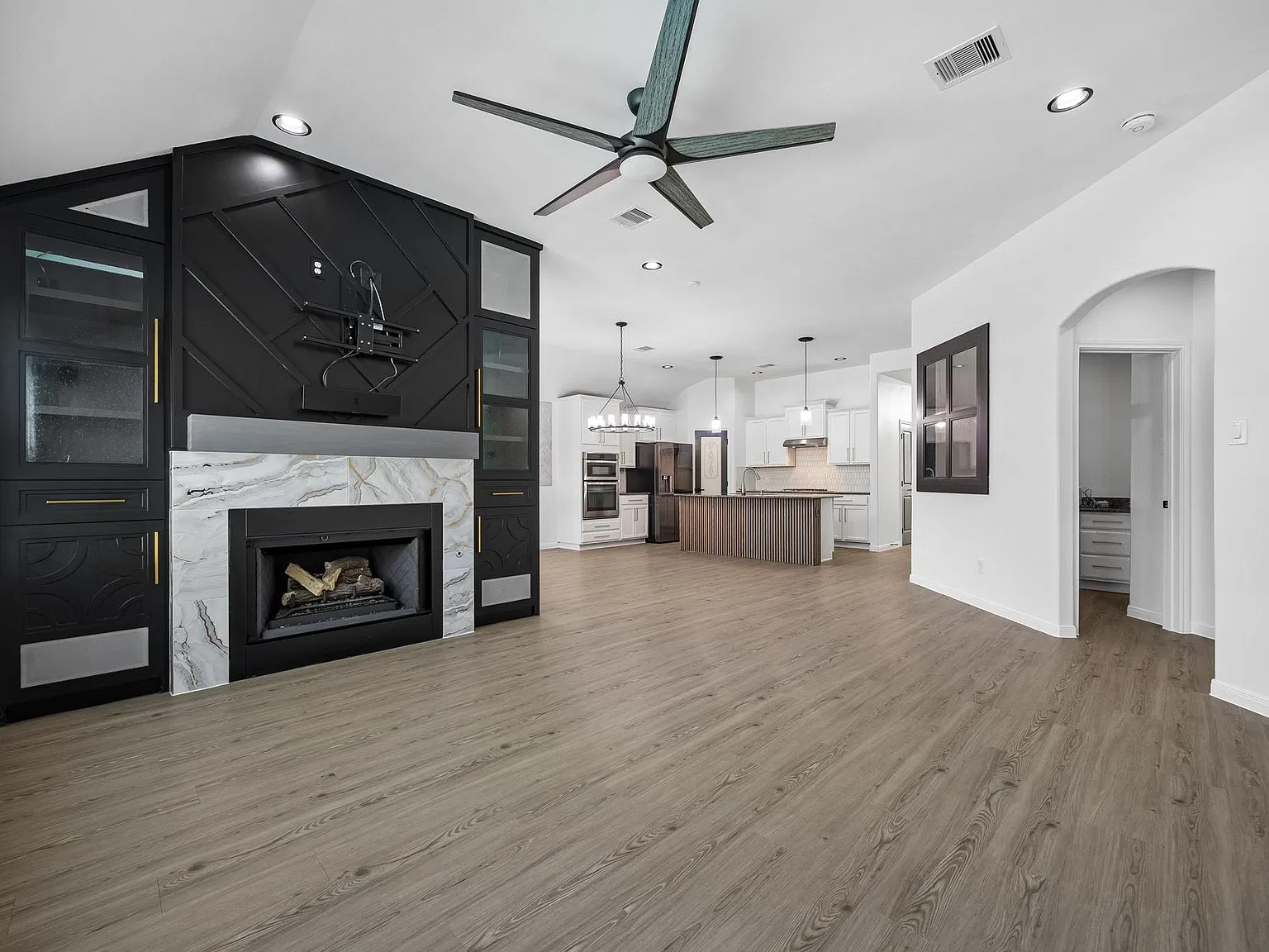 4 bed, 2.0 bath, 1973 sqft, $3,400 — Photo 2