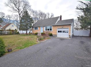 3 Windus Drive, Shirley, NY